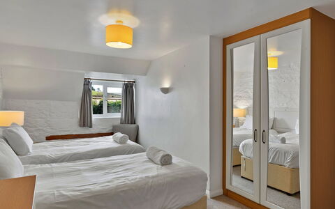 The Old School House at Instow: Bett, Wand, Interior Design, Schlafzimmer, Bedding, Holz, Bettdecke, Decke, Möbel, Fussboden