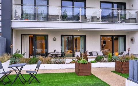Plymouth City Apartment 15: Balkon, Gartenmöbel, Garten, Stuhl, Garten, Landscaping, Hof, Terrasse, Hinterhof, Resort