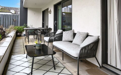 Plymouth City Apartment 15: Möbel, Gartenmöbel, Stuhl, Tisch Im Freien, Garten, Terrasse, Kaffetisch, Zimmerpflanze, Hinterhof, Landscaping