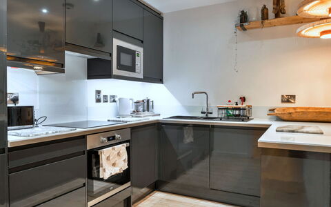 Plymouth City Apartment 15: Küche, Küchengerät, Countertop, Möbel, Cabinetry, Major Appliance, Interior Design, Flooring, Holz, Haushaltsgerät