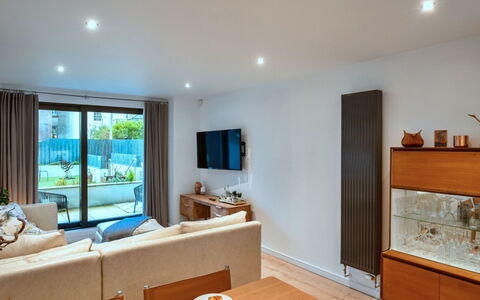 Plymouth City Apartment 15: Möbel, Interior Design, Flooring, Wand, Couch, Holz, Fussboden, Decke, Wohnzimmer, Zimmer