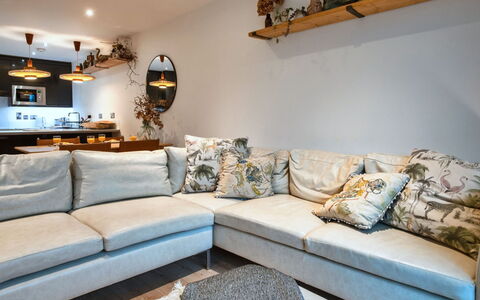 Plymouth City Apartment 15: Möbel, Interior Design, Flooring, Fussboden, Couch, Wohnzimmer, Holzboden, Zimmer, Zuhause, Wohnung