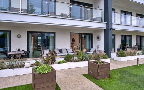 Plymouth City Apartment 15: Wohnung, Balkon, Landscaping, Walkway, Hof