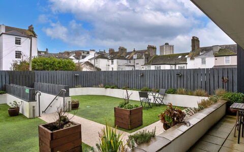 Plymouth City Apartment 15: Garten, Hinterhof, Hof, Landscaping, Garten, Blumentopf, Beton, Kunstrasen, Zimmerpflanze, Rasen