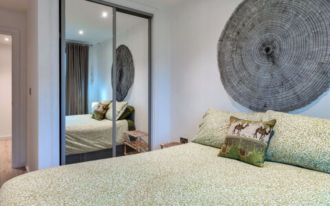 Plymouth City Apartment 15: Bett, Interior Design, Möbel, Schlafzimmer, Bedding, Bettdecke, Wand, Flooring, Fussboden, Holz