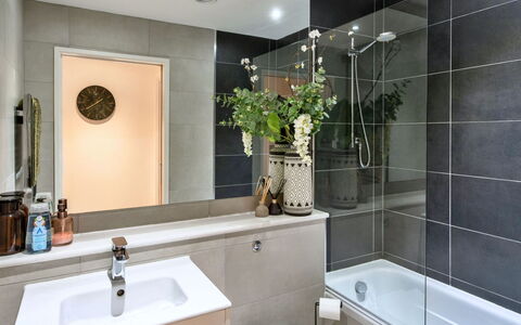 Plymouth City Apartment 15: Badezimmer, Armatur, Interior Design, Sinken, Flooring, Zapfhahn, Bad Sink, Fussboden, Badezimmerschrank, Toilette