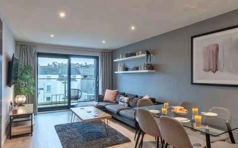 Plymouth Residence 53: Flooring, Fussboden, Wohnung, Interior Design, Decke, Holzboden, Hartholz, Stuhl, Wohnzimmer, Zimmerpflanze