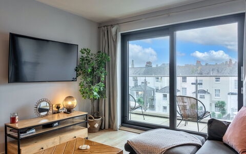 Plymouth Residence 53: Interior Design, Möbel, Decke, Wohnung, Couch, Flooring, Wohnzimmer, Zuhause, Zimmer, Fussboden