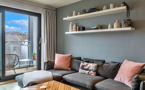 Plymouth Residence 53: Möbel, Interior Design, Couch, Flooring, Holz, Wohnzimmer, Fussboden, Zuhause, Zimmer, Dekokissen