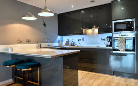 Plymouth Residence 53: Möbel, Countertop, Interior Design, Küche, Cabinetry, Flooring, Light Fixture, Küchengerät, Decke, Holz