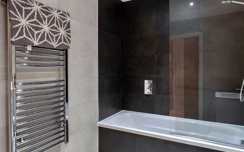 Plymouth Residence 53: Badezimmer, Wand, Armatur, Flooring, Interior Design, Badewanne, Fussboden, Fliese, Installation, Zuhause