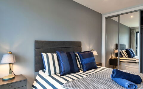 Plymouth Residence 53: Möbel, Interior Design, Schlafzimmer, Bett, Flooring, Fussboden, Bettdecke, Bedding, Decke, Zimmer