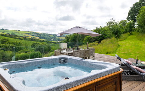 Coulscott Old Barn: Schwimmbad, Resort, Eco Hotel, Jacuzzi, Badewanne, Estate, Landscaping, Bauernhaus, Armatur