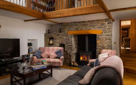 Coulscott Old Barn: Möbel, Interior Design, Flooring, Fussboden, Couch, Wand, Holz, Wohnzimmer, Decke, Zimmer