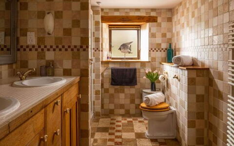 Coulscott Old Barn: Flooring, Interior Design, Badezimmer, Fussboden, Wand, Armatur, Fliese, Bad Sink, Badezimmerschrank, Installation