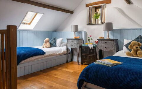 Coulscott Old Barn: Möbel, Bett, Interior Design, Schlafzimmer, Flooring, Fussboden, Bedding, Holz, Bettdecke, Zimmer