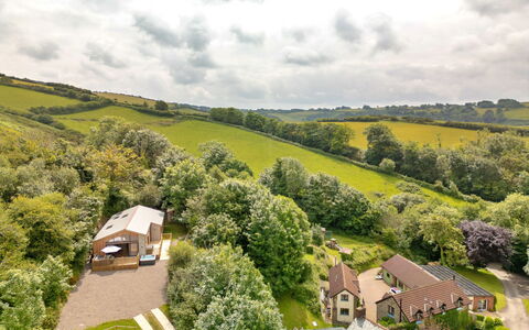Coulscott Pipistrelle Barn: Baum, Natürliche Landschaft, Landschaft, Ländliches Gebiet, Vogelperspektive, Grundstueck, Hütte, Zuhause, Luftaufnahmen, Einfach