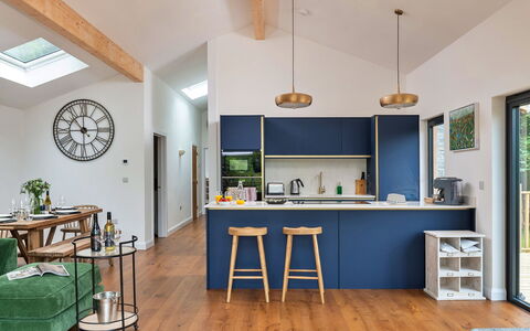 Coulscott Pipistrelle Barn: Möbel, Interior Design, Flooring, Holz, Decke, Countertop, Küche, Fussboden, Cabinetry, Beleuchtung