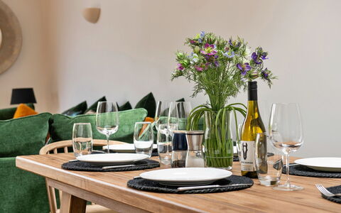 Coulscott Pipistrelle Barn: Möbel, Geschirr, Tabelle, Drinkware, Interior Design, Küche & Esszimmer Tisch, Esszimmer, Servierware, Stuhl, Dishware