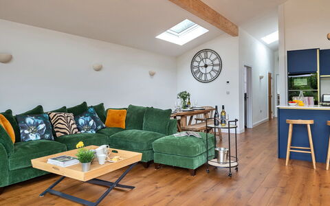 Coulscott Pipistrelle Barn: Möbel, Interior Design, Couch, Flooring, Wand, Fussboden, Wohnzimmer, Holz, Zimmer, Decke