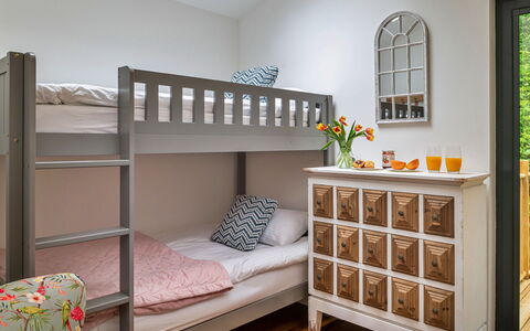 Coulscott Pipistrelle Barn: Möbel, Etagenbett, Bett, Schlafzimmer, Interior Design, Bedding, Holz, Bettdecke, Fussboden, Flooring