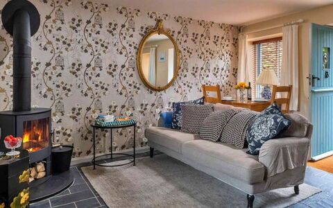 Coulscott Bantam Cottage: Möbel, Interior Design, Flooring, Wand, Fussboden, Wohnzimmer, Zimmer, Textil, Beleuchtung, Tabelle