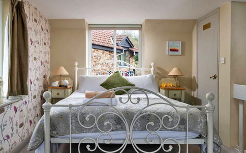 Coulscott Bantam Cottage: Möbel, Interior Design, Bett, Wand, Schlafzimmer, Bedding, Bettdecke, Linens, Textil, Beleuchtung