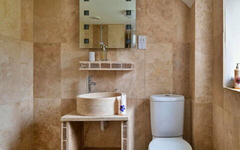 Coulscott Bantam Cottage: Wand, Flooring, Fussboden, Armatur, Interior Design, Badezimmer, Fliese, Installation, Zimmer, Toilette