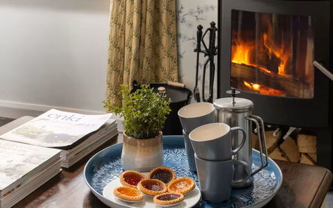 Coulscott Aylesbury Cottage: Möbel, Geschirr, Interior Design, Flooring, Tabelle, Servierware, Zimmer, Feuerstelle, Wohnzimmer, Stuhl