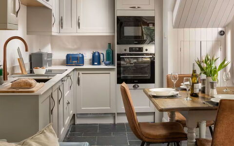 Coulscott Aylesbury Cottage: Küche, Möbel, Küchengerät, Countertop, Cabinetry, Major Appliance, Interior Design, Holz, Flooring, Haushaltsgerät