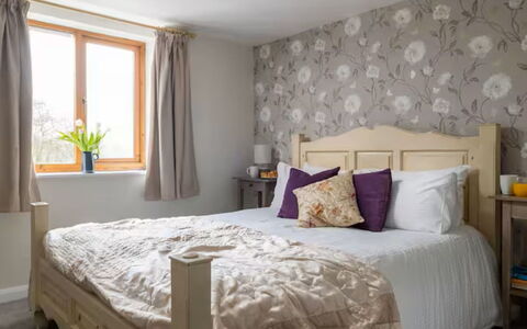 Coulscott Aylesbury Cottage: Möbel, Bett, Interior Design, Schlafzimmer, Bedding, Bettdecke, Wand, Flooring, Holz, Linens