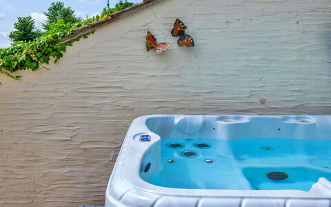 Coulscott Aylesbury Cottage: Badewanne, Verbundwerkstoff, Armatur, Schwimmbad, Jacuzzi, Blumentopf, Zimmerpflanze, Gartenmöbel, Water Feature