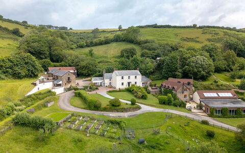 Coulscott Aylesbury Cottage: Natürliche Landschaft, Landschaft, Ländliches Gebiet, Wiese, Haus, Grundstueck, Hochland, Einfach, Menschliche Siedlung, Hütte