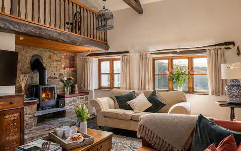 Coulscott Farmhouse: Möbel, Interior Design, Holz, Couch, Zimmer, Decke, Flooring, Wohnzimmer, Zuhause, Fussboden