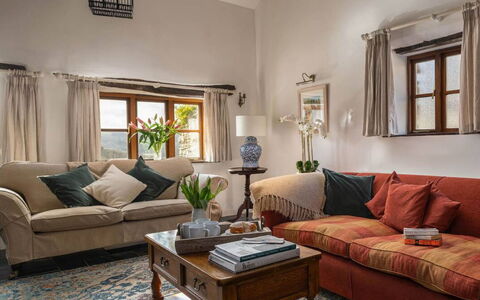Coulscott Farmhouse: Möbel, Couch, Interior Design, Wohnzimmer, Flooring, Zimmer, Fussboden, Decke, Tabelle, Dekokissen