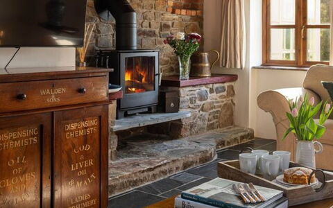 Coulscott Farmhouse: Möbel, Wand, Interior Design, Holz, Flooring, Feuerstelle, Beleuchtung, Zimmer, Fussboden, Wohnzimmer