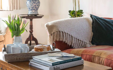 Coulscott Farmhouse: Möbel, Tabelle, Interior Design, Couch, Geschirr, Wohnzimmer, Dekokissen, Flooring, Bilderrahmen, Kissen