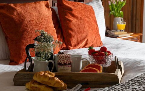 Coulscott Farmhouse: Möbel, Interior Design, Linens, Beleuchtung, Schlafzimmer, Dekokissen, Kissen, Kissen, Essen, Zimmer