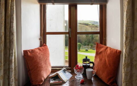 Coulscott Farmhouse: Interior Design, Möbel, Zimmer, Vorhang, Fensterbehandlung, Daylighting, Kissen, Kissen, Fensterabdeckung, Dekokissen