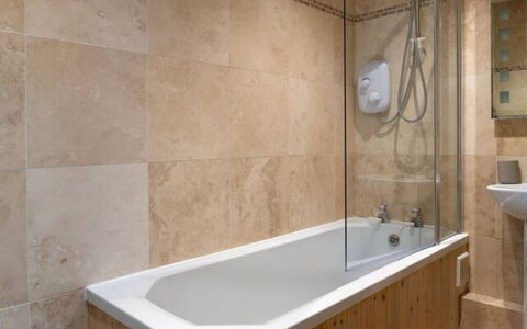 Coulscott Farmhouse: Badezimmer, Badewanne, Armatur, Wand, Flooring, Fussboden, Interior Design, Installation, Zapfhahn, Fliese