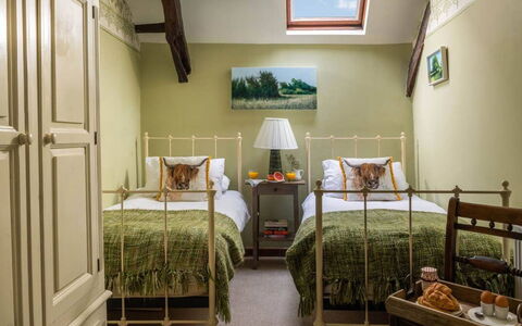 Coulscott Farmhouse: Möbel, Bett, Interior Design, Schlafzimmer, Holz, Bedding, Fussboden, Bettdecke, Flooring, Decke