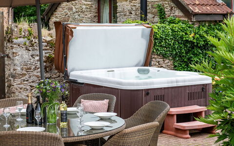 Coulscott House: Badewanne, Armatur, Blumentopf, Zimmerpflanze, Garten, Jacuzzi, Garten, Hinterhof, Terrasse