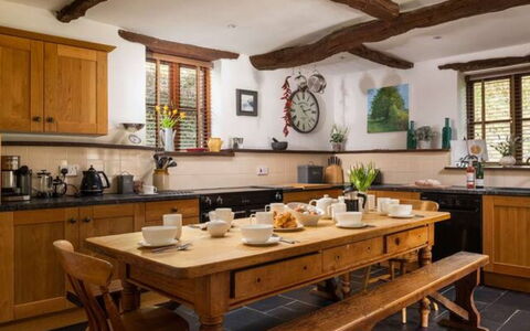 Coulscott House: Möbel, Küche, Interior Design, Holz, Flooring, Countertop, Cabinetry, Tabelle, Küchengerät, Beleuchtung