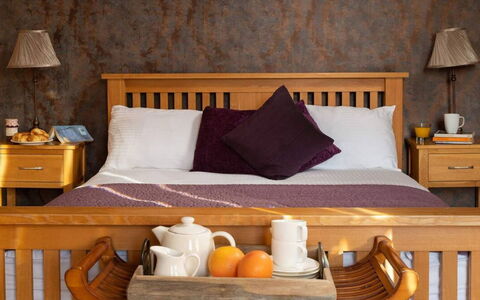 Coulscott House: Möbel, Bett, Schlafzimmer, Holz, Interior Design, Bedding, Bettdecke, Nachttisch, Linens, Flooring