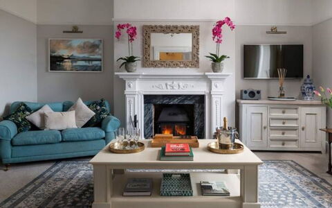 Coulscott Georgian House: Möbel, Interior Design, Flooring, Wand, Wohnzimmer, Feuerstelle, Couch, Holz, Fussboden, Tabelle