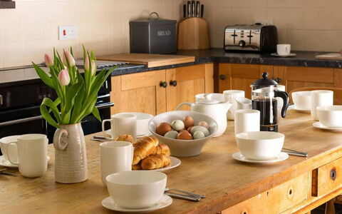 Coulscott Georgian House: Geschirr, Möbel, Küche, Servierware, Küchengerät, Countertop, Cabinetry, Dishware, Porzellan