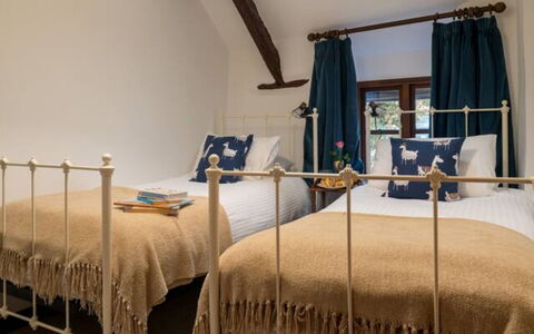 Coulscott Georgian House: Bett, Möbel, Interior Design, Schlafzimmer, Bedding, Wand, Bettdecke, Flooring, Holz, Fussboden