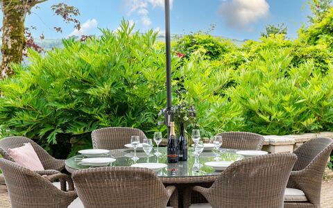 Coulscott Georgian House: Möbel, Gartenmöbel, Stuhl, Tabelle, Tisch Im Freien, Küche & Esszimmer Tisch, Regenschirm, Terrasse, Schatten, Garten