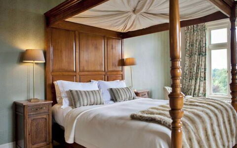 The Lost Manor: Möbel, Bett, Interior Design, Schlafzimmer, Bedding, Holz, Bettdecke, Flooring, Fussboden, Decke
