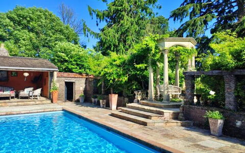 The Lost Manor: Blau, Schwimmbad, Freizeit, Resort, Schatten, Water Feature, Garten, Eco Hotel, Landscaping, Hazienda